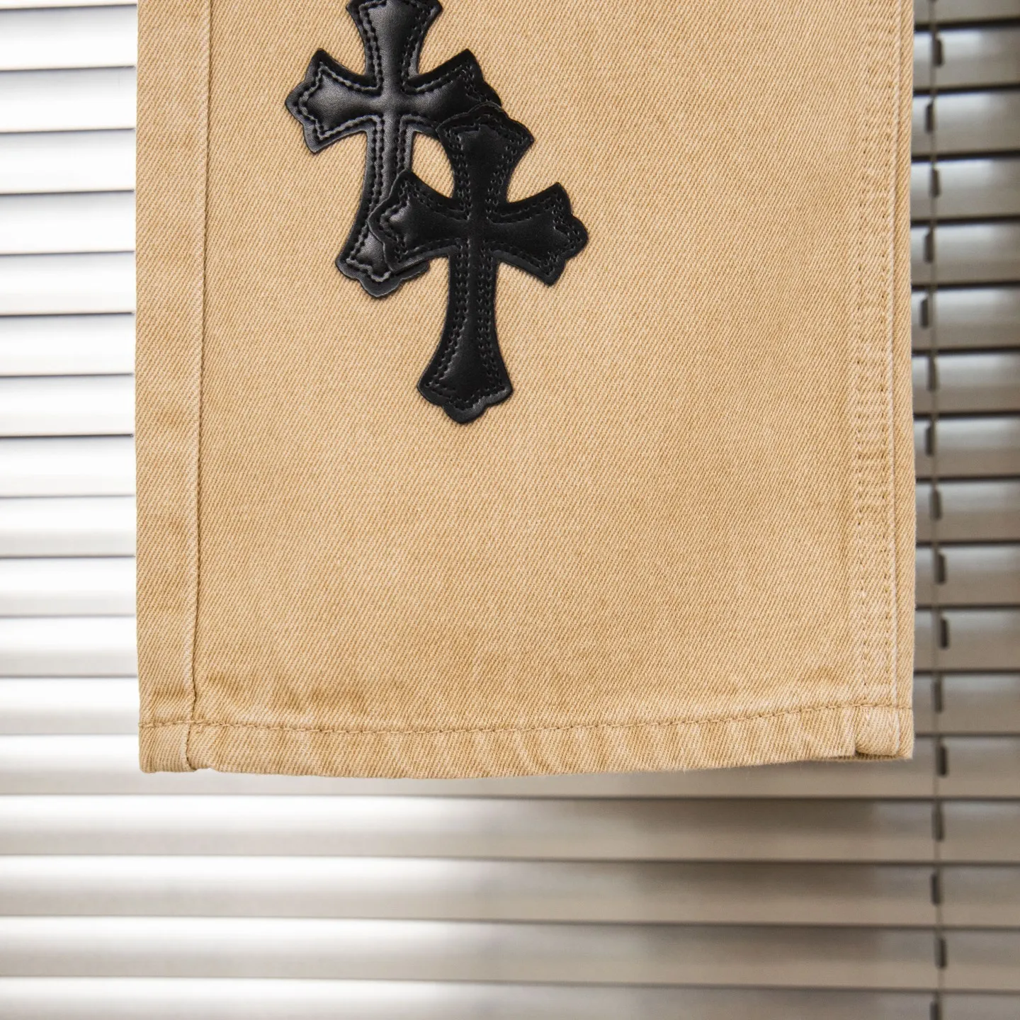 P240 Chrome Hearts 2025 New Miami Limited Couple Washed Jeans with Multiple Black Cross Leather Labels is a hot item this season and is sought after by countless celebrities and fashionistas. The neat details of the cutting process add color to the playful fashion! The neat and meticulous design, and the well-fitting structure is unique. The upper body not only has outstanding recognition, but also looks younger and younger. A style with the ultimate wearing meaning and performance, gorgeous color matching, and the craftsmanship of this style is also extremely extraordinary. After the finished product is washed, it is disassembled and hand-made with sheepskin cross leather and then spliced ​​together to complete. The whole piece has too many craftsmanship to describe. It is decorated with patchwork cross flowers and high-waisted washed jeans! ! Absolutely high-end luxury product, a god-level single product, a super popular product, made with top heavy industry, a magic weapon that cannot be missed in the street. Style number: 1866# Size: 28 30 32 34 Color: khaki pink khaki black
